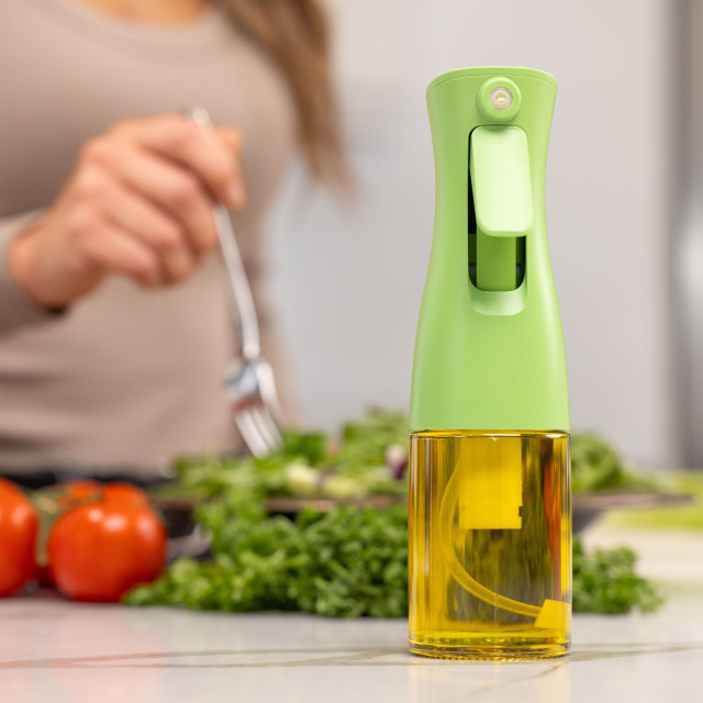 Zuutii Oil Sprayer, 170ml - Fresh Green on the table