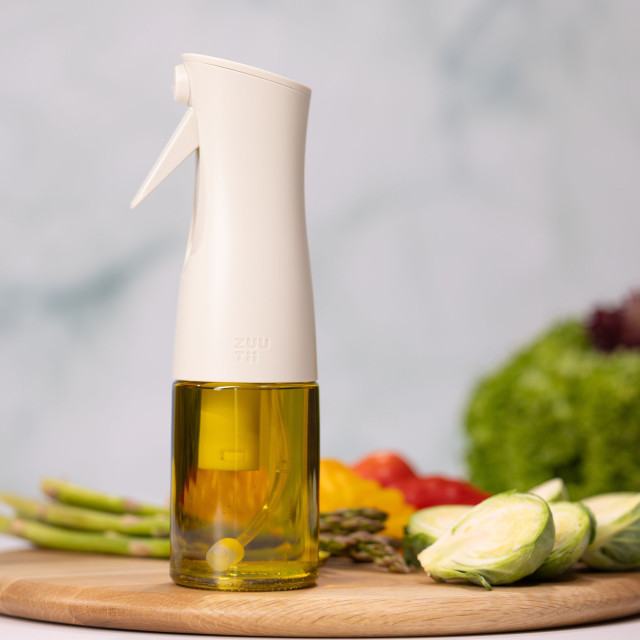 Zuutii Oil Sprayer, 170ml - Light Cream with olive oil on the table