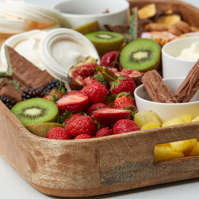 Salisbury & Co Grove Rectangular Wooden Serving Tray, 50cm detail with fruits