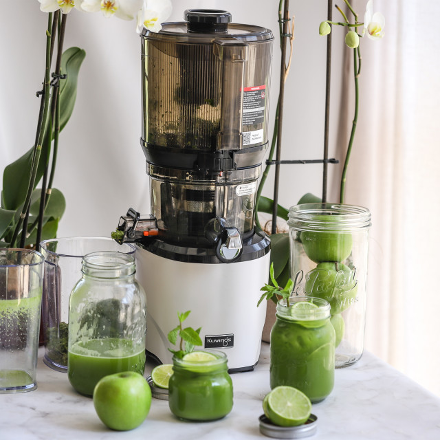Kuvings Auto10 Cold Press Juicer - Pearl White with green juice