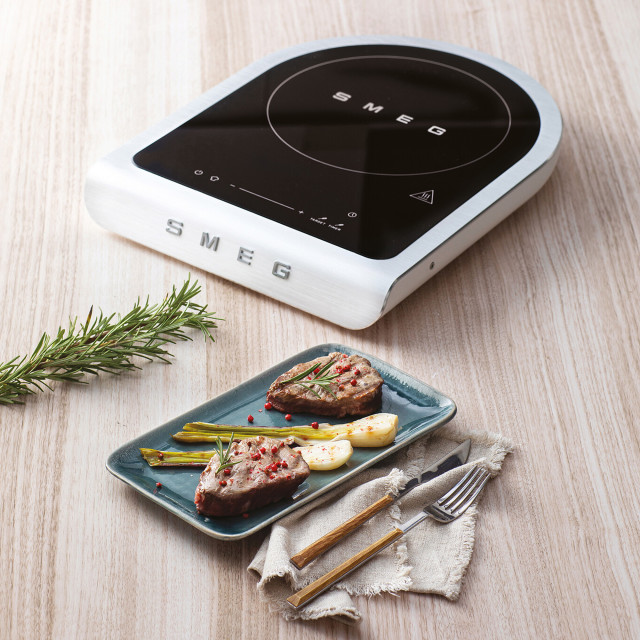 Smeg Portable Induction Plate with Probe - Matte White with a plate of food