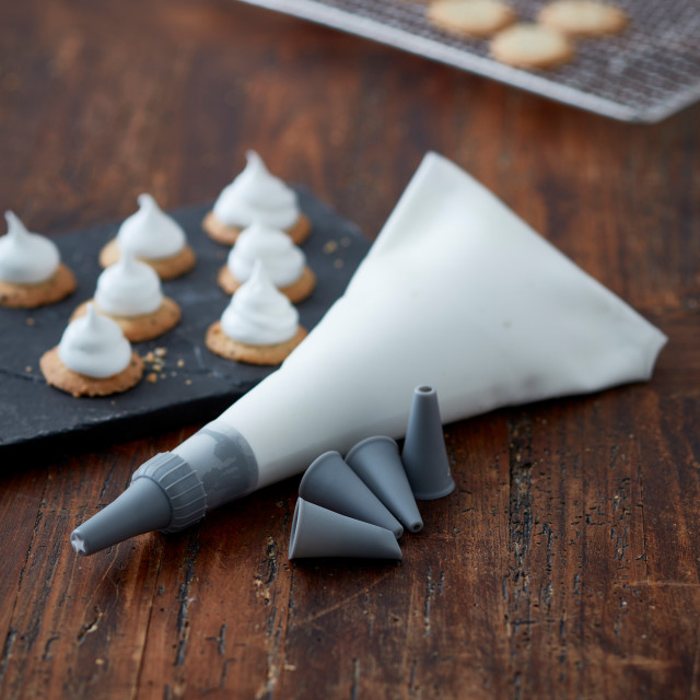 Funktion Piping Bag and Nozzles, Set of 6 with cookies