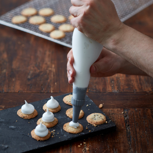 Funktion Piping Bag and Nozzles, Set of 6 with cookies