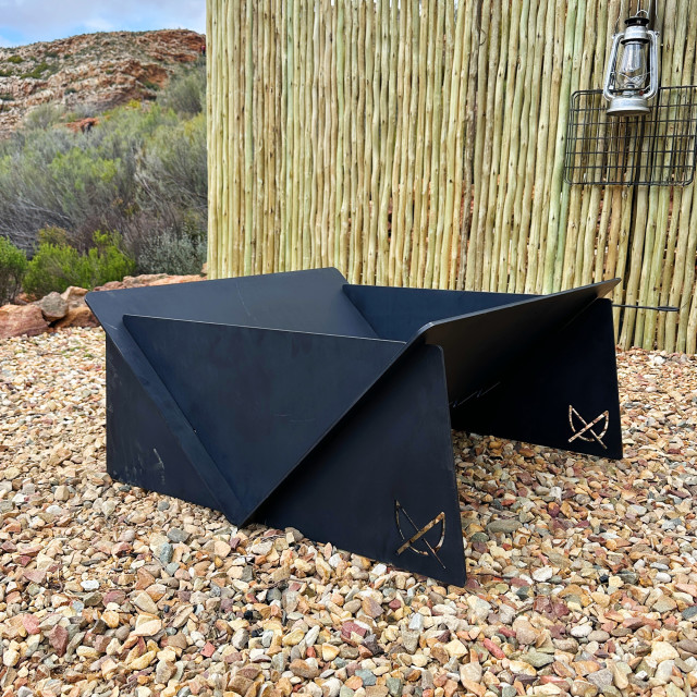 Pretzel Fire Pit XL - Black on the ground