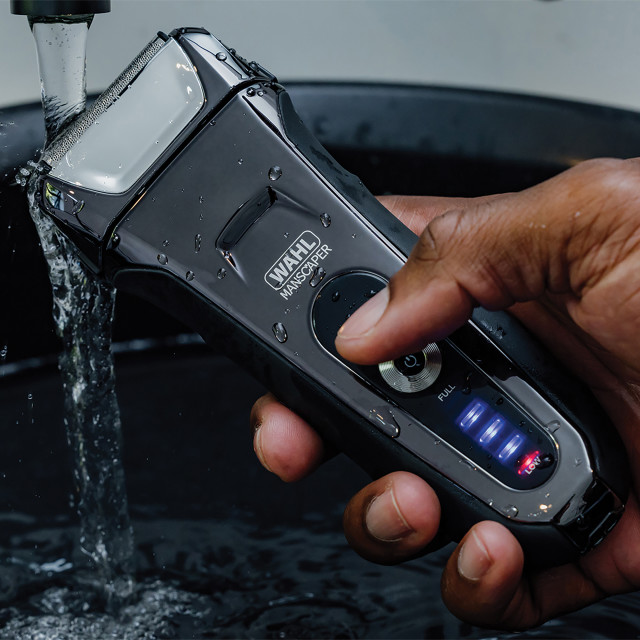 Wahl Manscaper Pro Wet & Dry Rechargeable Shaver with running water