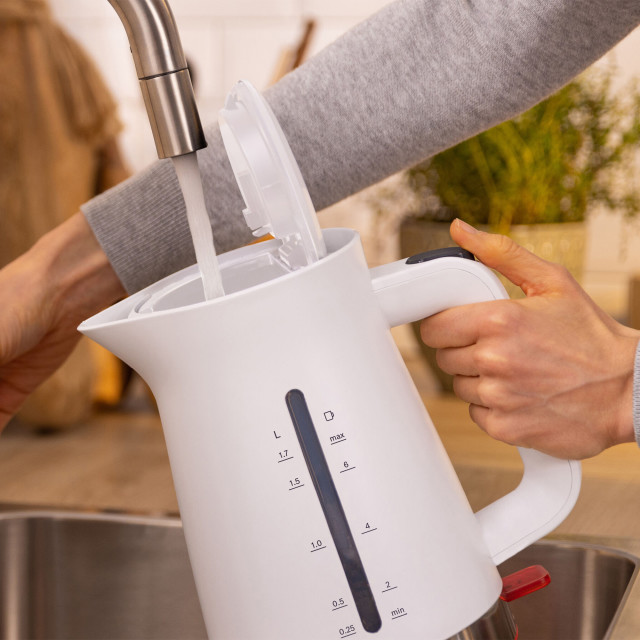 Bosch MyMoment Kettle, 1.7L - White pouring water