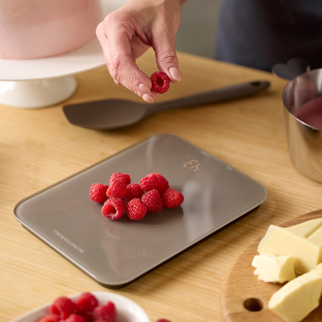 Blomsterbergs Rechargeable Kitchen Scale - Latte with berries