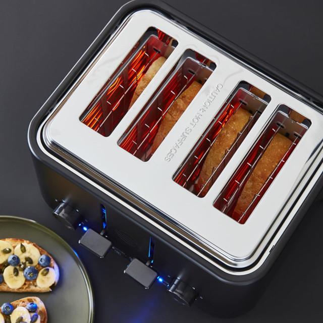 Swan Stealth 4-Slice Electronic Toaster with bread