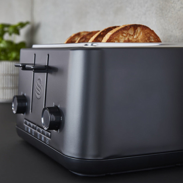 Swan Stealth 4-Slice Electronic Toaster with toasted bread