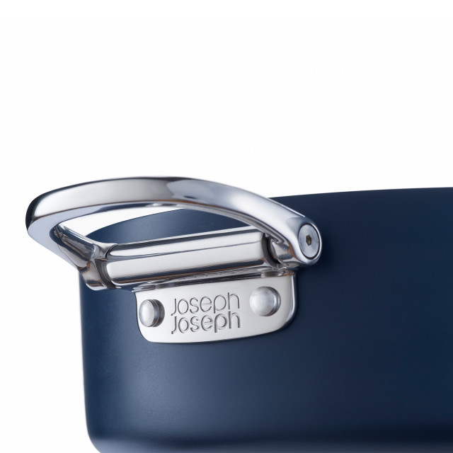 Joseph Joseph Space Ceramic Non-Stick Shallow Casserole Pan with Glass Lid and Folding Handle, 28cm detail