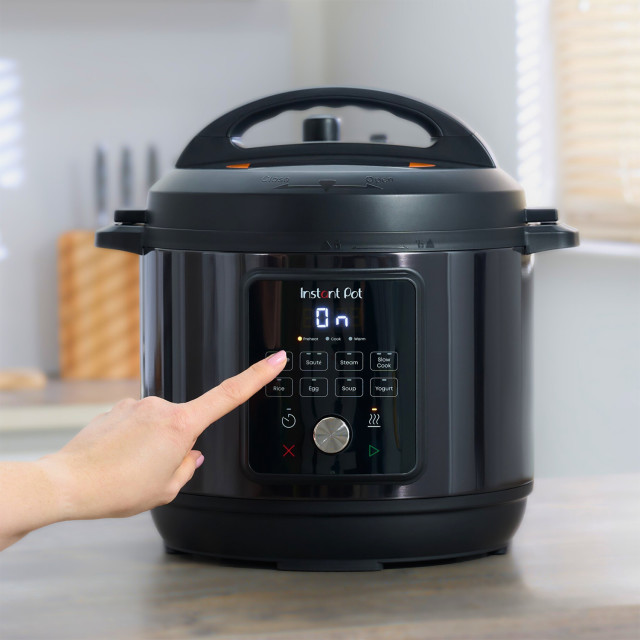 Instant Easy Pot Duo 8-in-1 Smart Cooker, 6L on the kitchen counter