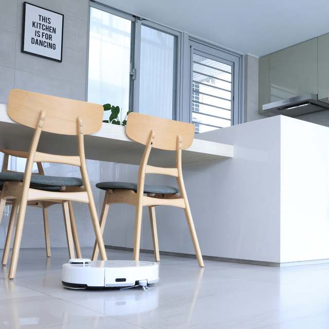 Hobot LEGEE-Q10 Robot Vacuum Cleaner & Mop on the kitchen floor