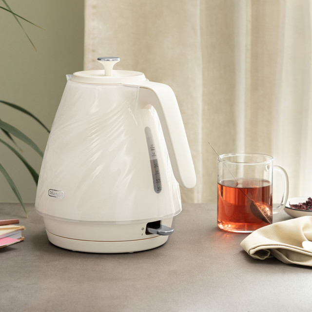 DeLonghi Ballerina Cordless Kettle, 1.7L - Marble White with a cup of tea