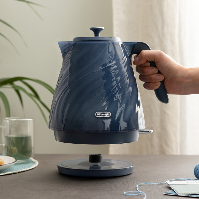 DeLonghi Ballerina Cordless Kettle, 1.7L - Sapphire on the table