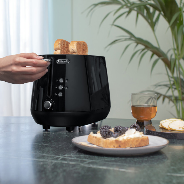 DeLonghi Eclettica 2-Slice Toaster - Black with toasted bread