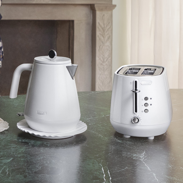 DeLonghi Eclettica 2-Slice Toaster - White with a kettle