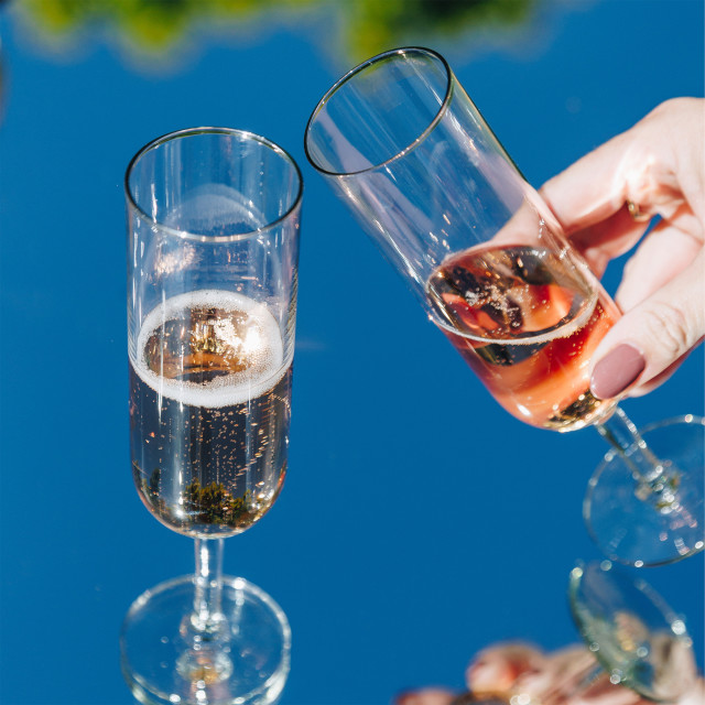 Ngwenya Glass Perfect-U Champagne Wine Glasses, Set of 4 with champagne