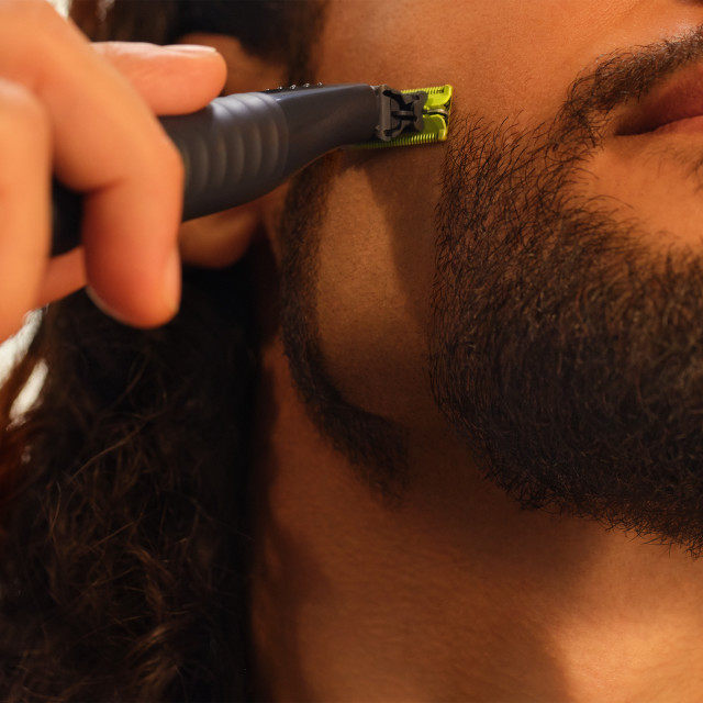 Philips Rechargeable USB OneBlade Hybrid Styler, 2 Combs on beard
