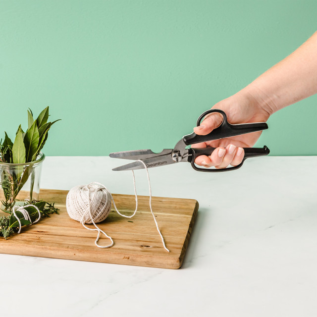 Dreamfarm Bishears 2-in-1 Kitchen Scissors cutting a rope