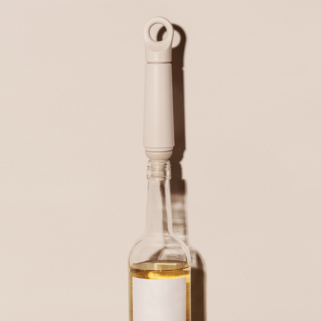 Vacu Vin Wine Saver Loop - Sand on a bottle of wine