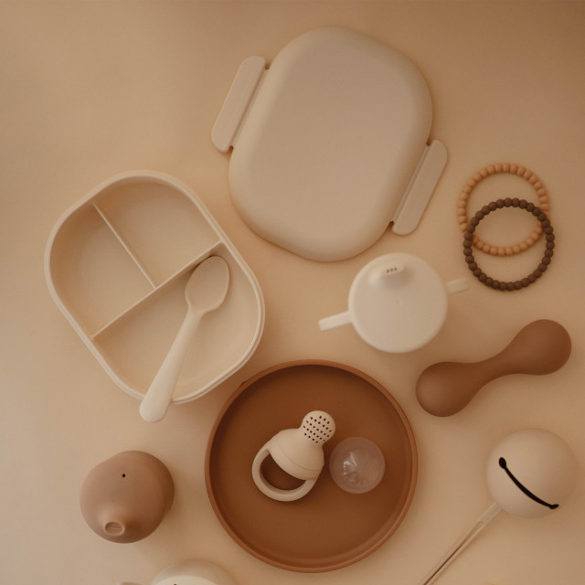 Mushie Lunchbox, 500ml - Ivory on the table
