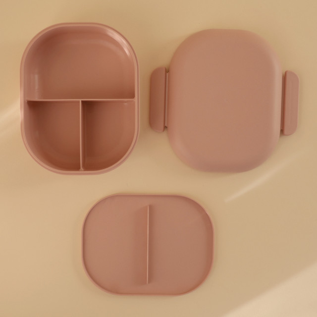 Mushie Lunchbox, 500ml - Blush on the table