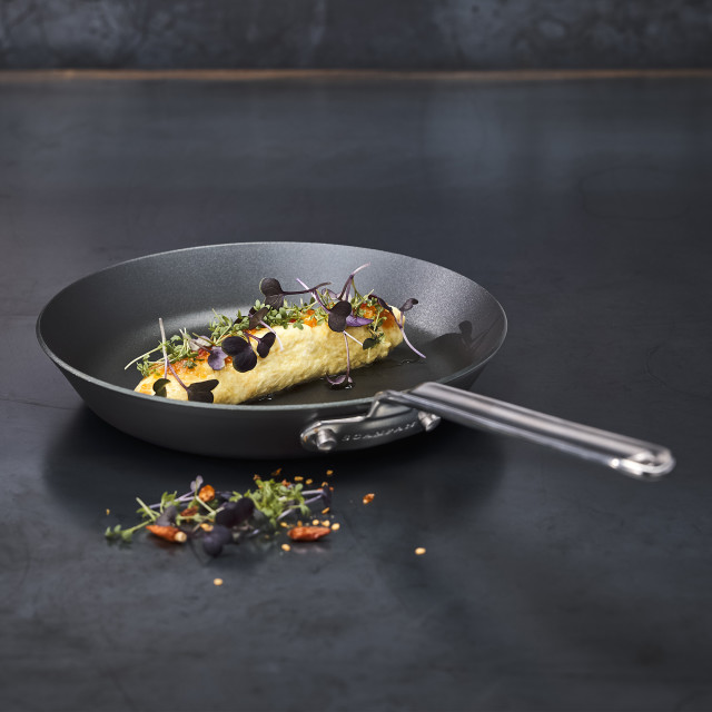 Scanpan Black Iron Fry Pan - 22cm with food