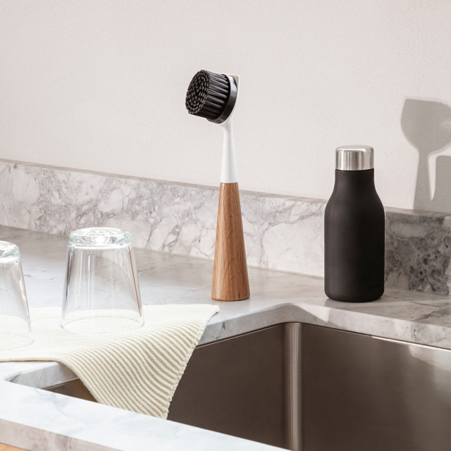Eva Solo Oak Nylon Dish Brush - White with a dish cloth