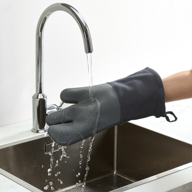 Joseph Joseph Right Hand Pinch Oven Glove under running water