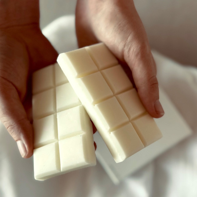 WICK 5 Star Spice Scented Wax Melts, 110g handheld showing scale
