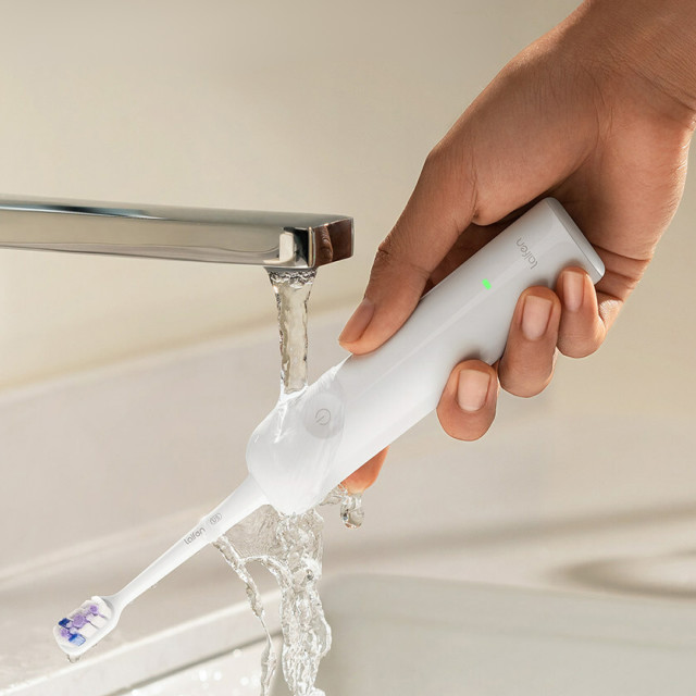 Laifen Wave Electric Toothbrush - ABS White under running water
