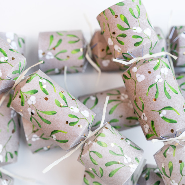 Holly & Ivy Petite Kraft Mistletoe Crackers, Pack of 6 detail