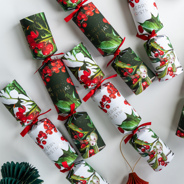 Holly & Ivy Festive Holly & Berries Crackers, Pack of 12 detail