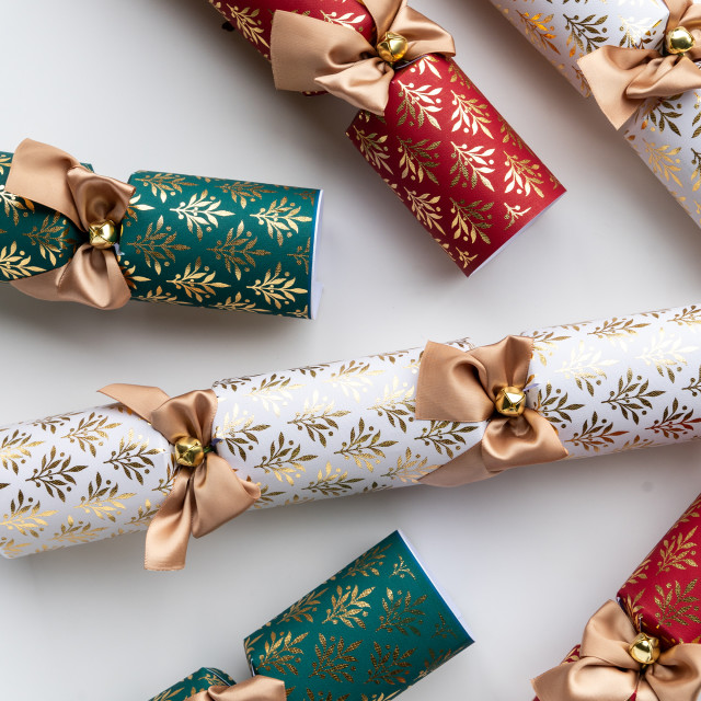 Holly & Ivy Opulent Traditional Damask Crackers, Pack of 6 detail