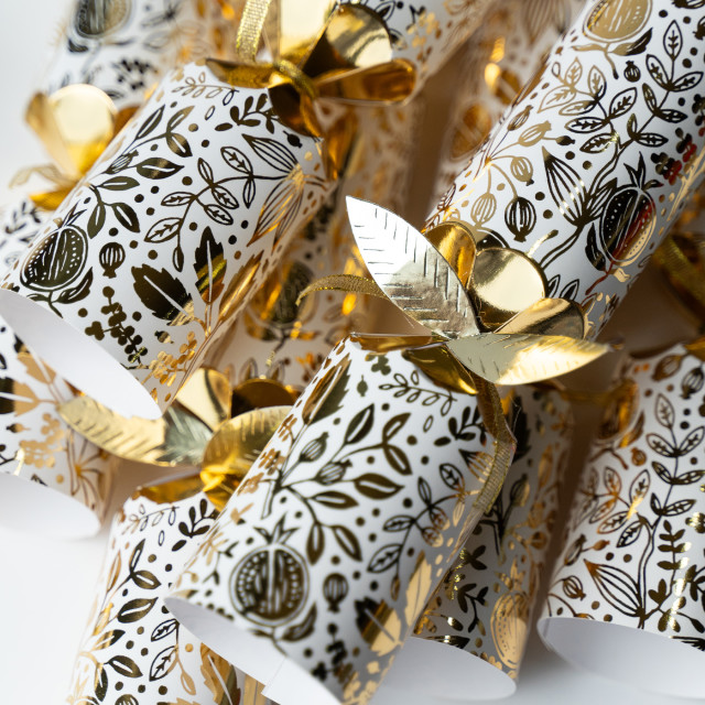 Holly & Ivy Deluxe Gold Pomegranate Crackers, Pack of 6 detail