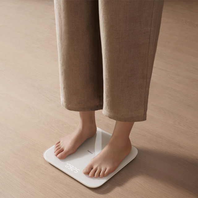 Xiaomi Smart Scale S200-White on the floor
