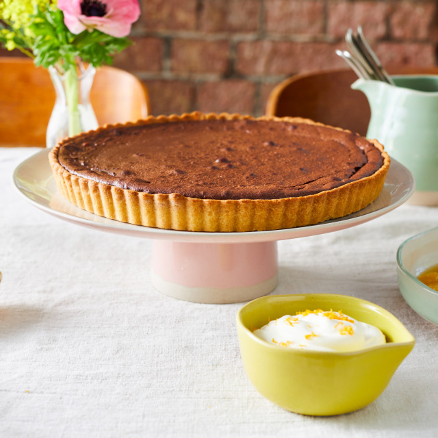 Jamie Oliver Big Love Stoneware Showstopper Stand, 31cm with chocolate milk tart