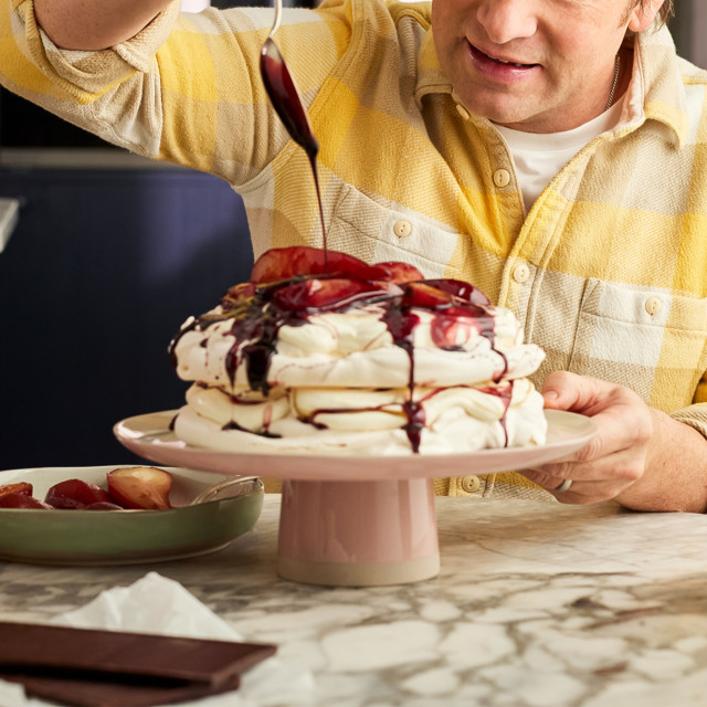 Jamie Oliver Big Love Stoneware Showstopper Stand, 31cm with cake and dressing