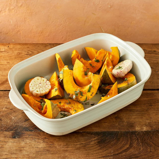 Jamie Oliver Big Love Stoneware Epic Roaster, 39cm with veggies