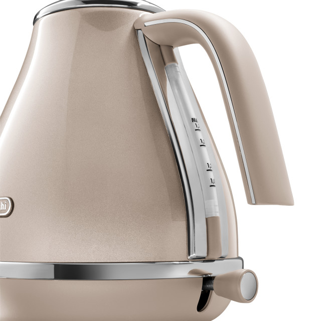 DeLonghi Icona Metallics Cordless Kettle, 1.7L - Beige detail of the water level indicator