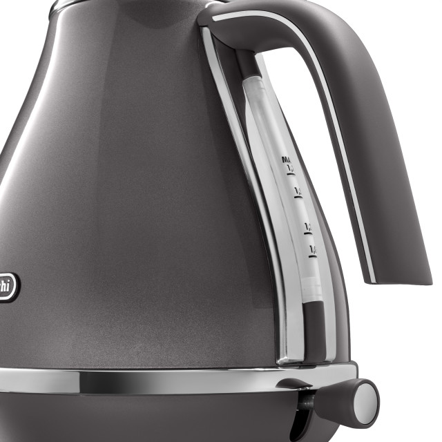 DeLonghi Icona Metallics Cordless Kettle, 1.7L - Grey detail of the water level indicator