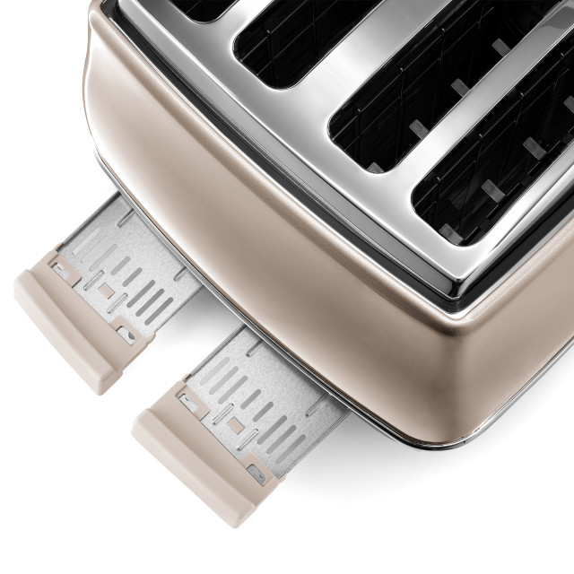 DeLonghi Icona Metallics 4-Slice Toaster, 1800W - Beige detail of the removable crumb tray