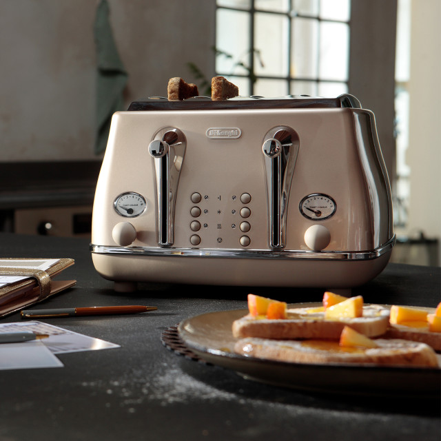 DeLonghi Icona Metallics 4-Slice Toaster, 1800W - Beige with toasted bread