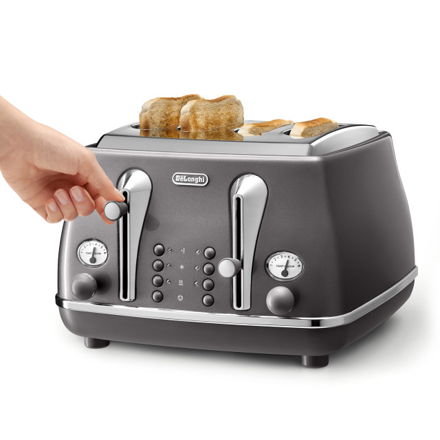 DeLonghi Icona Metallics 4-Slice Toaster, 1800W - Grey with toasted bread