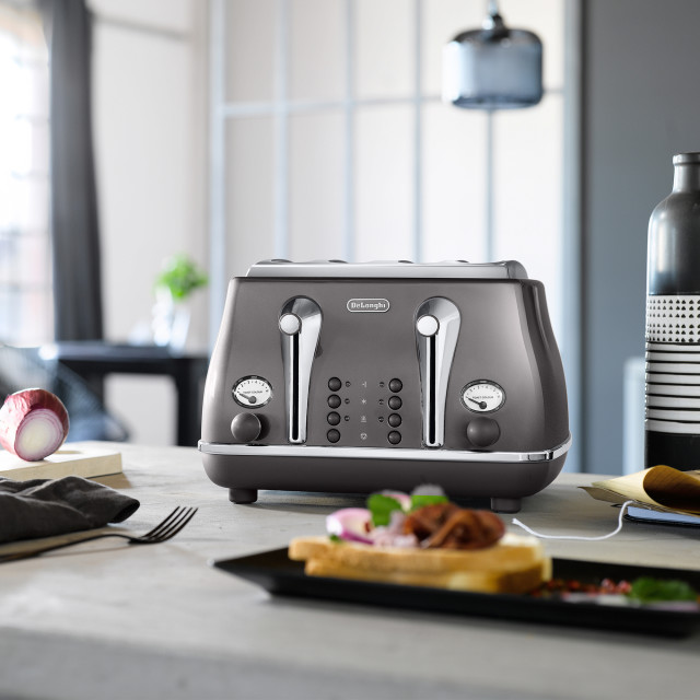 DeLonghi Icona Metallics 4-Slice Toaster, 1800W - Grey on the table