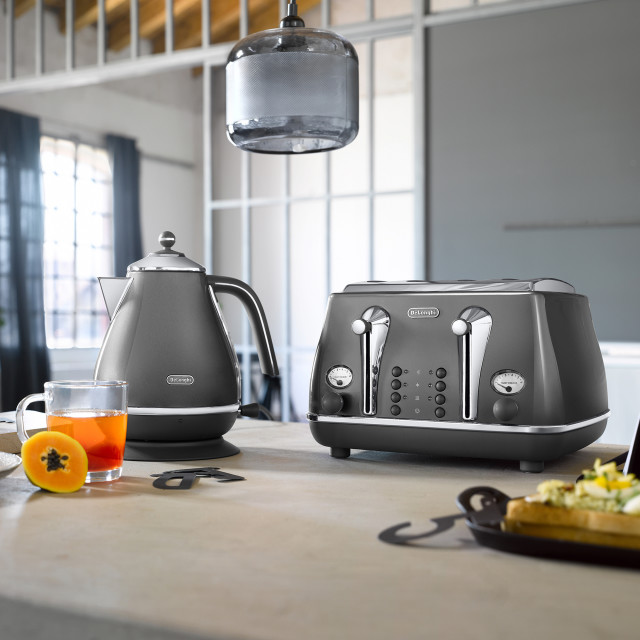 DeLonghi Icona Metallics 4-Slice Toaster, 1800W - Grey with a kettle