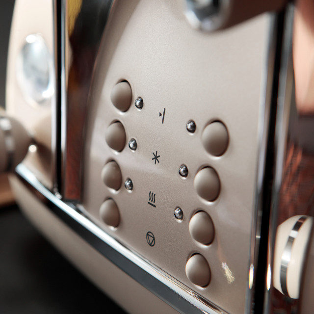 DeLonghi Icona Metallics 4-Slice Toaster, 1800W - Beige detail of function buttons