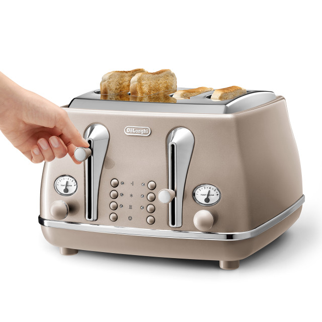 DeLonghi Icona Metallics 4-Slice Toaster, 1800W - Beige with toasted bread