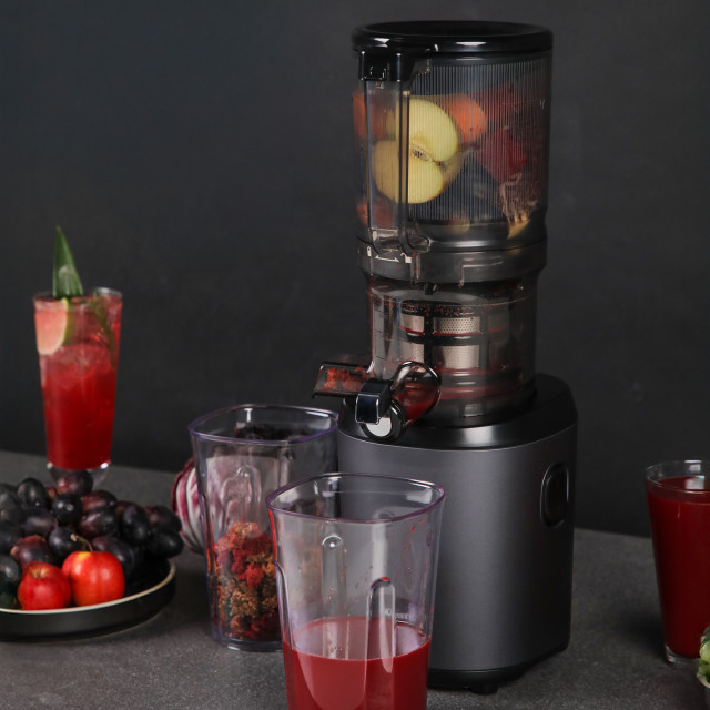 Kuvings Auto6 Cold Press Juicer - Gun Metal with fruit juice