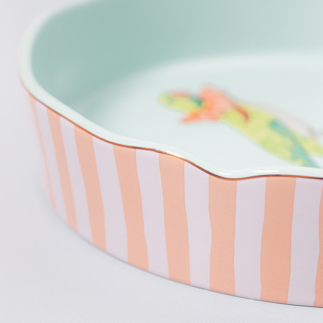 Yvonne Ellen Party Parrot Round Roaster, 28.5cm detail